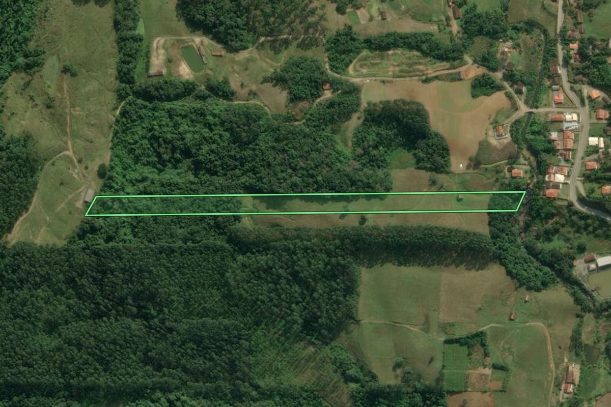 Imagem de satélite do imóvel rural em Rio do Sul (SC), com o contorno declarado no CAR desenhado por cima.