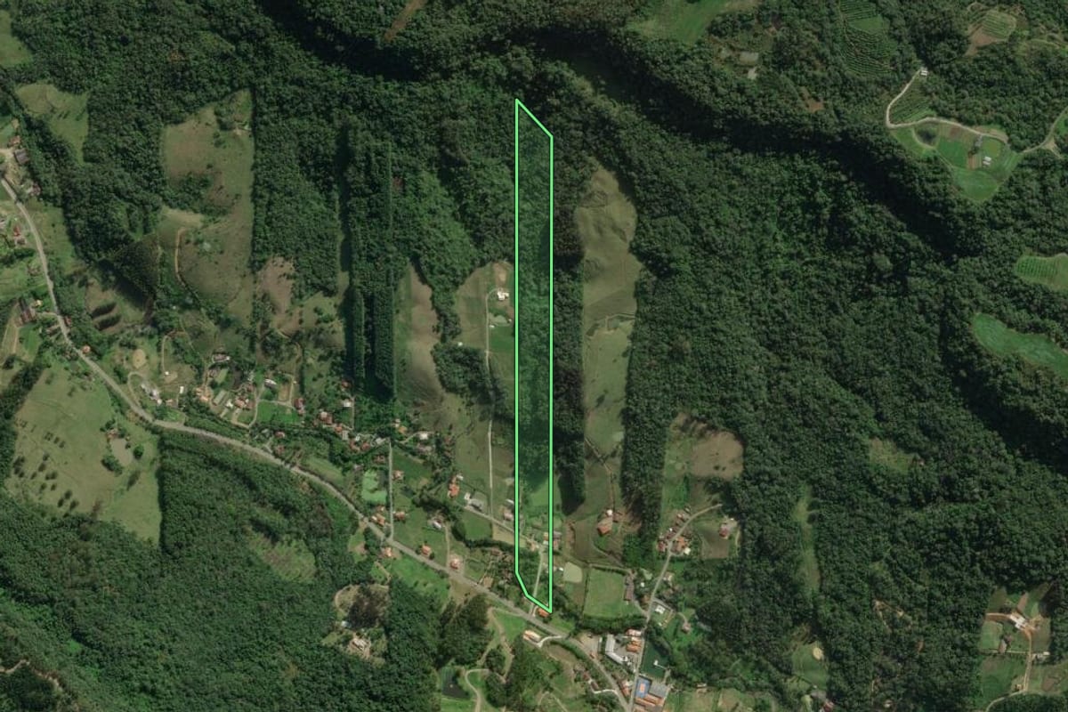 Imagem de satélite do imóvel rural em Rio do Sul (SC), com o contorno declarado no CAR desenhado por cima.