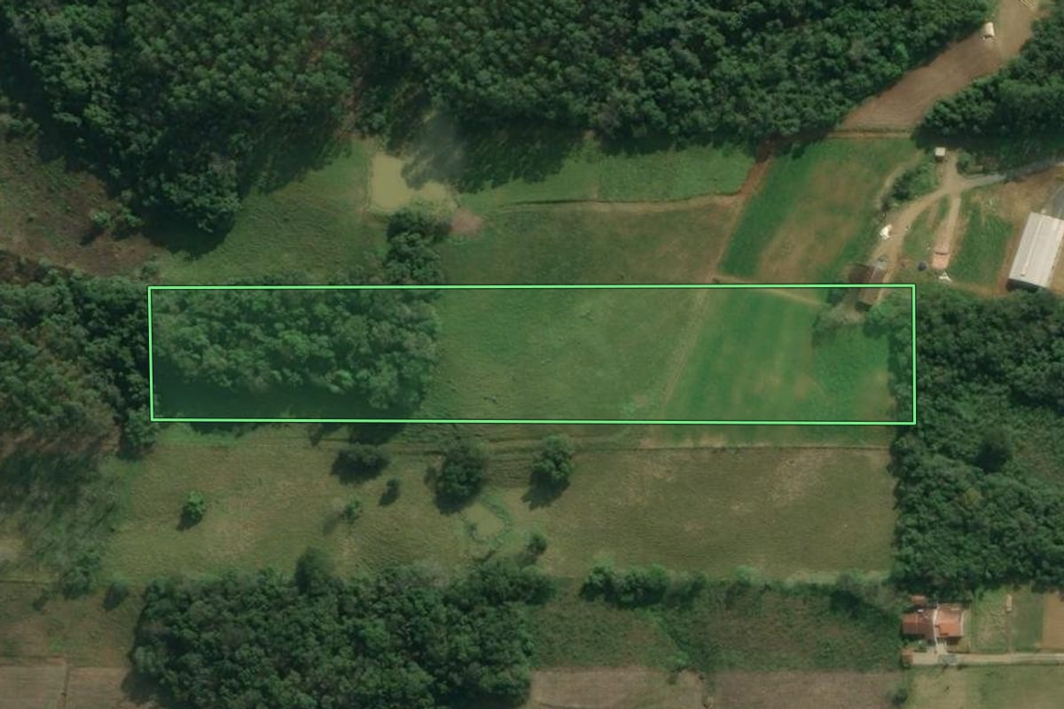 Imagem de satélite do imóvel rural em Rio do Sul (SC), com o contorno declarado no CAR desenhado por cima.