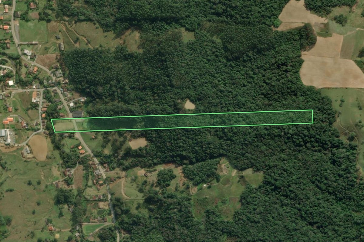 Imagem de satélite do imóvel rural em Rio do Sul (SC), com o contorno declarado no CAR desenhado por cima.