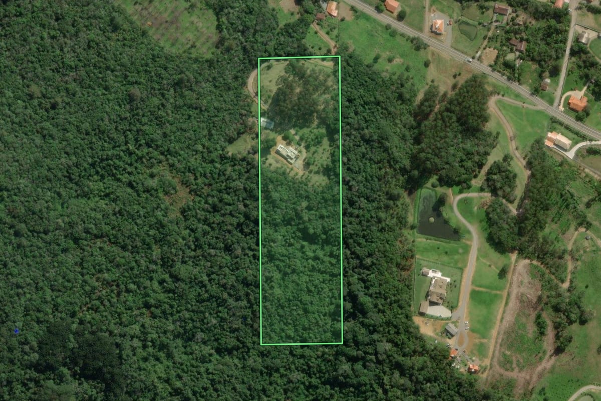 Imagem de satélite do imóvel rural em Rio do Sul (SC), com o contorno declarado no CAR desenhado por cima.