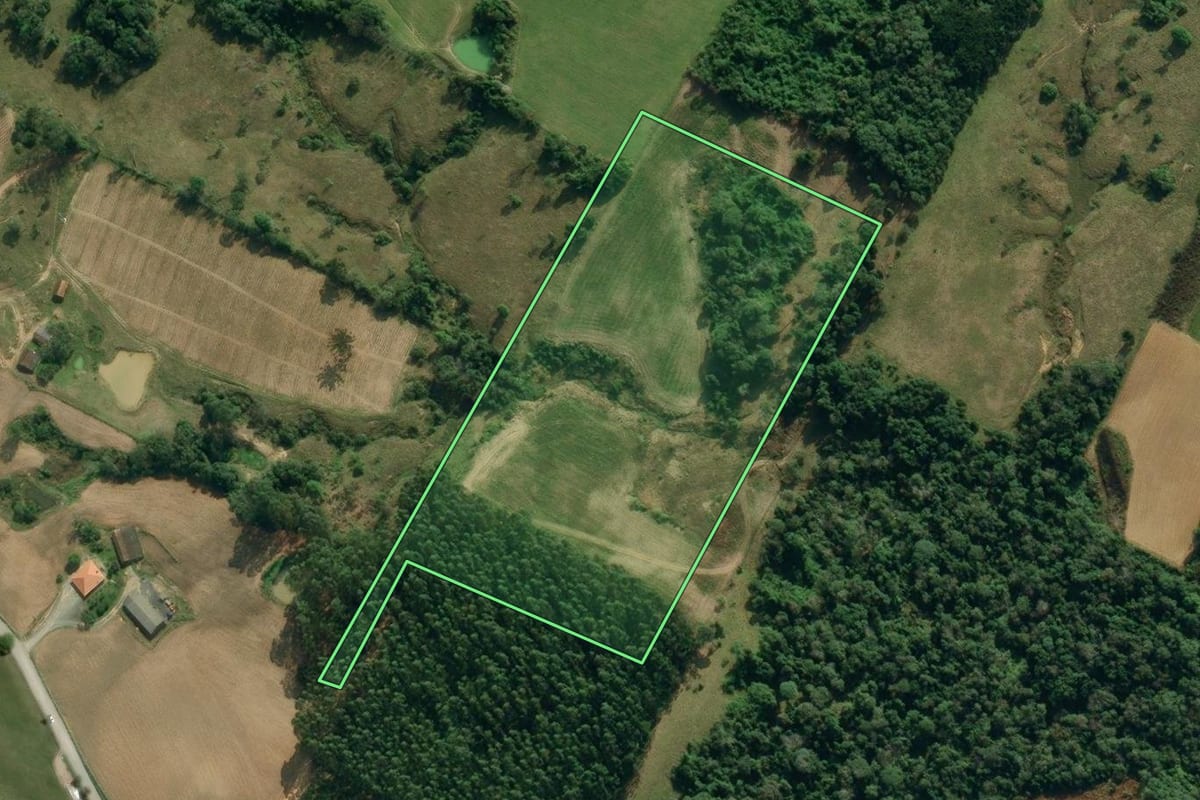 Imagem de satélite do imóvel rural em Rio do Sul (SC), com o contorno declarado no CAR desenhado por cima.