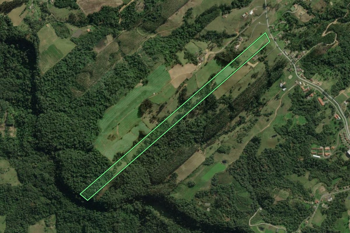 Imagem de satélite do imóvel rural em Rio do Sul (SC), com o contorno declarado no CAR desenhado por cima.