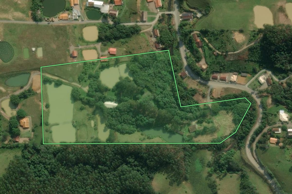 Imagem de satélite do imóvel rural em Rio do Sul (SC), com o contorno declarado no CAR desenhado por cima.