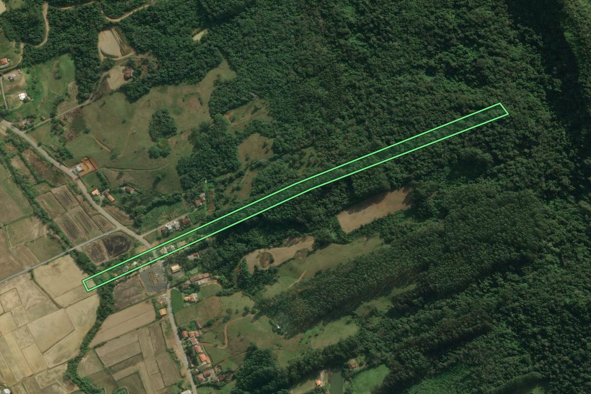 Imagem de satélite do imóvel rural em Rio do Sul (SC), com o contorno declarado no CAR desenhado por cima.