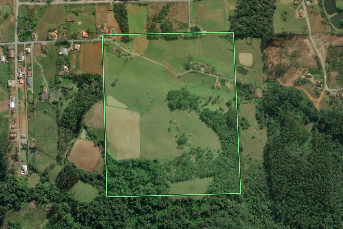 Imagem de satélite do imóvel rural em Rio do Sul (SC), com o contorno declarado no CAR desenhado por cima.