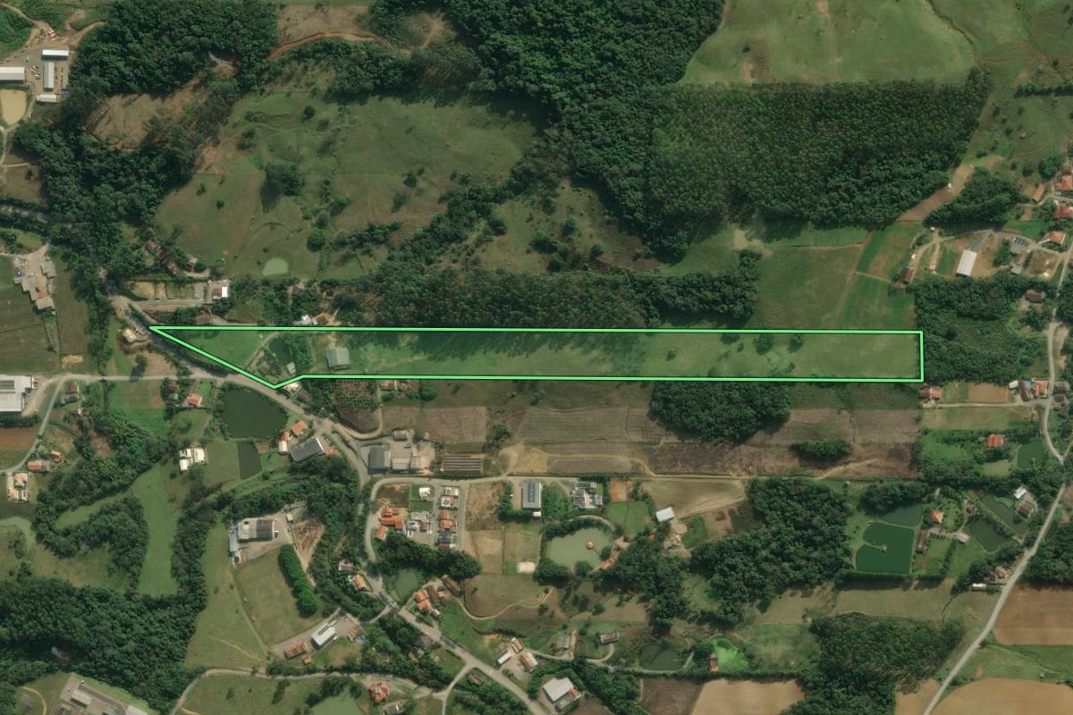 Imagem de satélite do imóvel rural em Rio do Sul (SC), com o contorno declarado no CAR desenhado por cima.