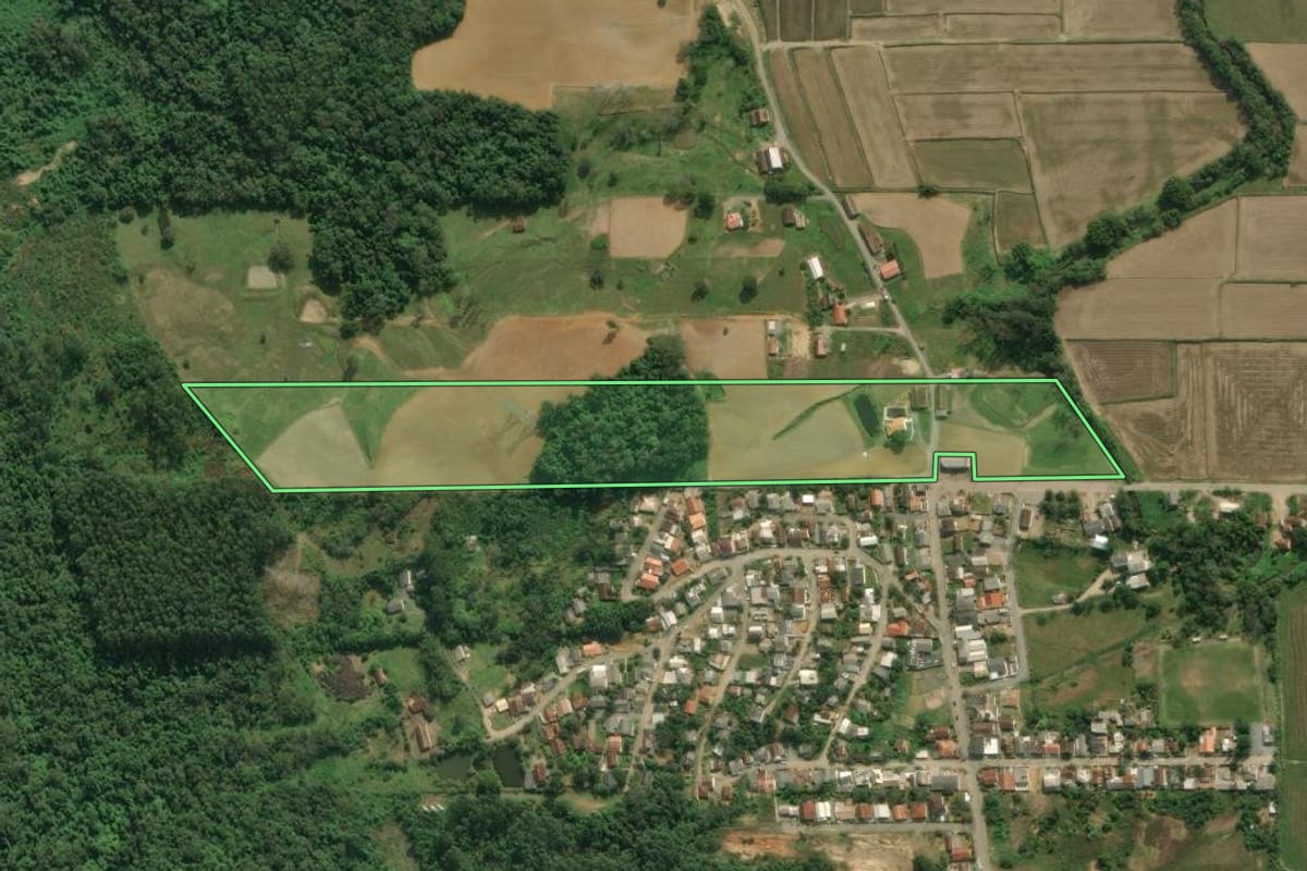 Imagem de satélite do imóvel rural em Rio do Sul (SC), com o contorno declarado no CAR desenhado por cima.
