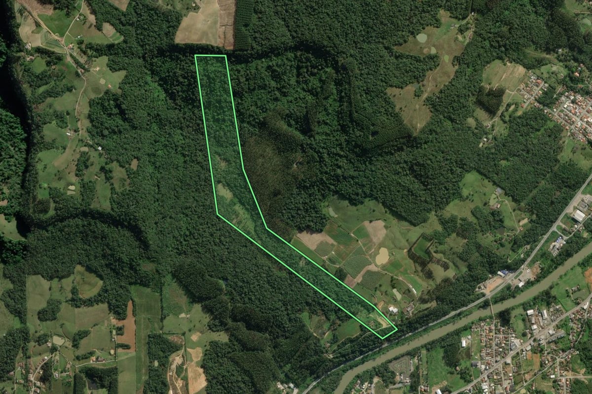 Imagem de satélite do imóvel rural em Rio do Sul (SC), com o contorno declarado no CAR desenhado por cima.