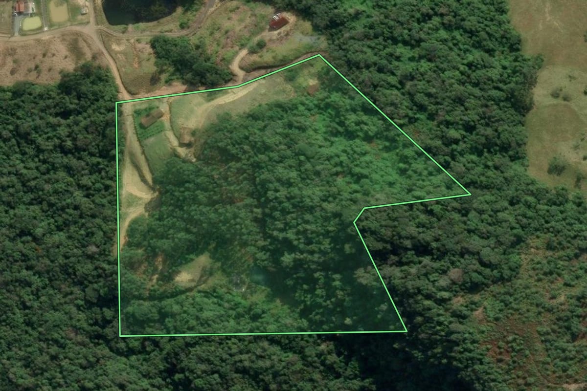 Imagem de satélite do imóvel rural em Rio do Sul (SC), com o contorno declarado no CAR desenhado por cima.