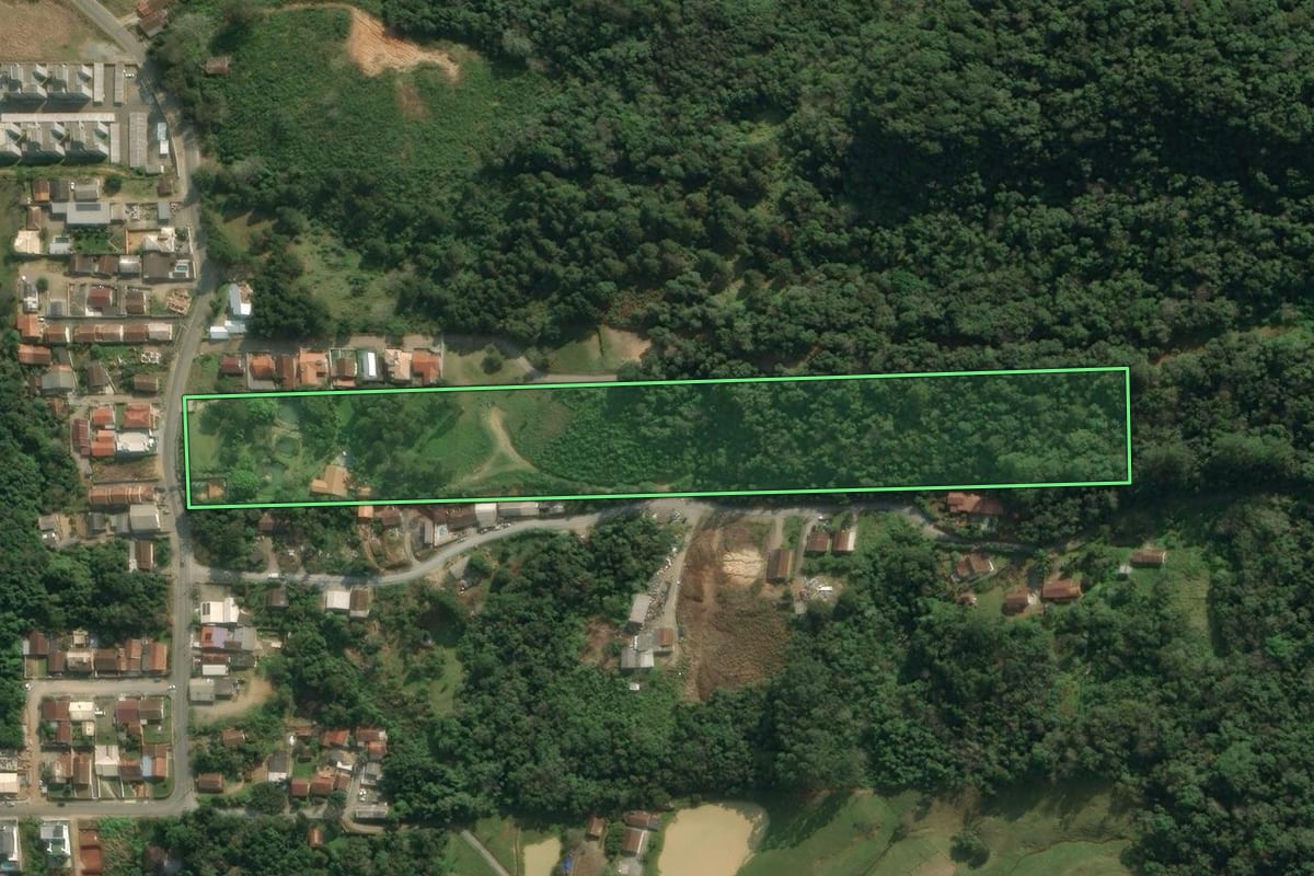 Imagem de satélite do imóvel rural em Rio do Sul (SC), com o contorno declarado no CAR desenhado por cima.