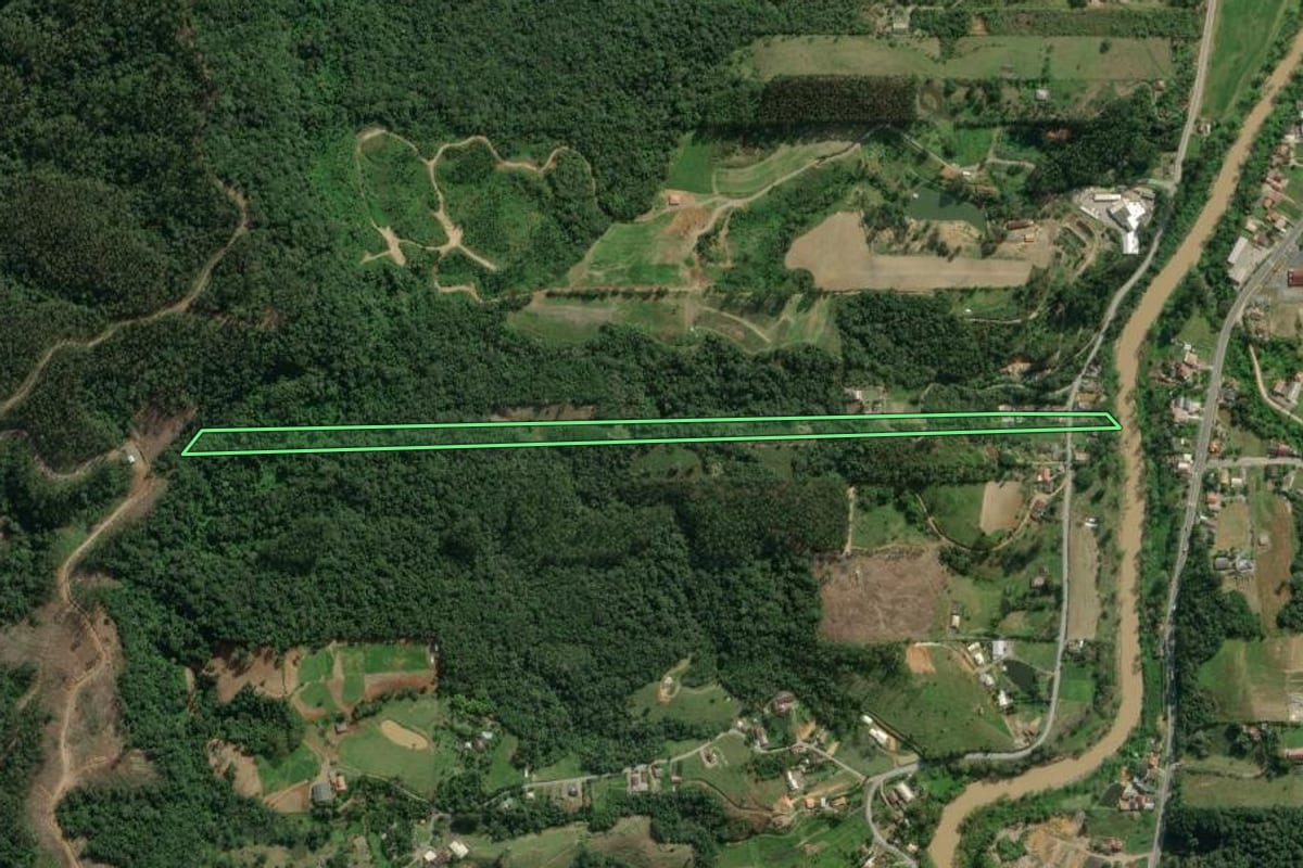 Imagem de satélite do imóvel rural em Rio do Sul (SC), com o contorno declarado no CAR desenhado por cima.