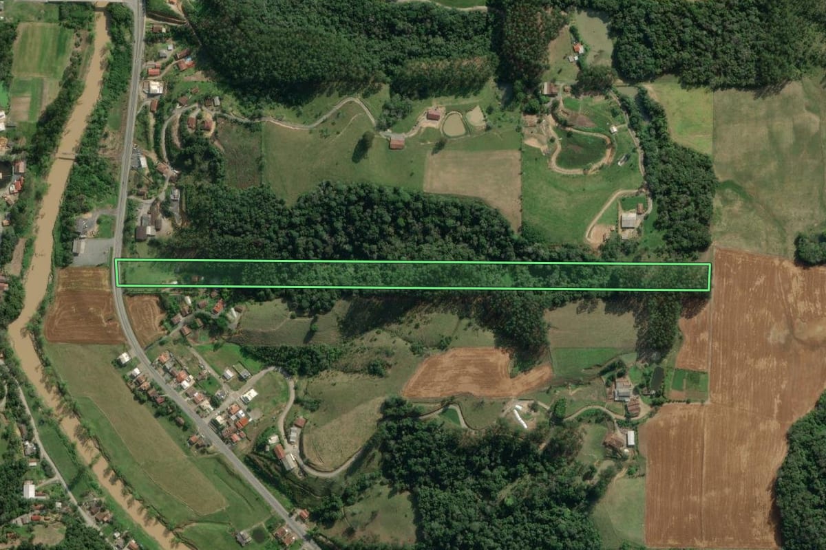 Imagem de satélite do imóvel rural em Rio do Sul (SC), com o contorno declarado no CAR desenhado por cima.