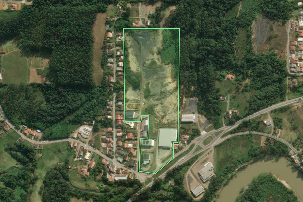 Imagem de satélite do imóvel rural em Rio do Sul (SC), com o contorno declarado no CAR desenhado por cima.