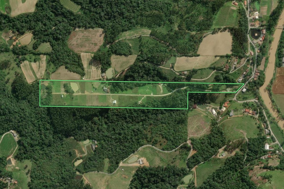 Imagem de satélite do imóvel rural em Rio do Sul (SC), com o contorno declarado no CAR desenhado por cima.
