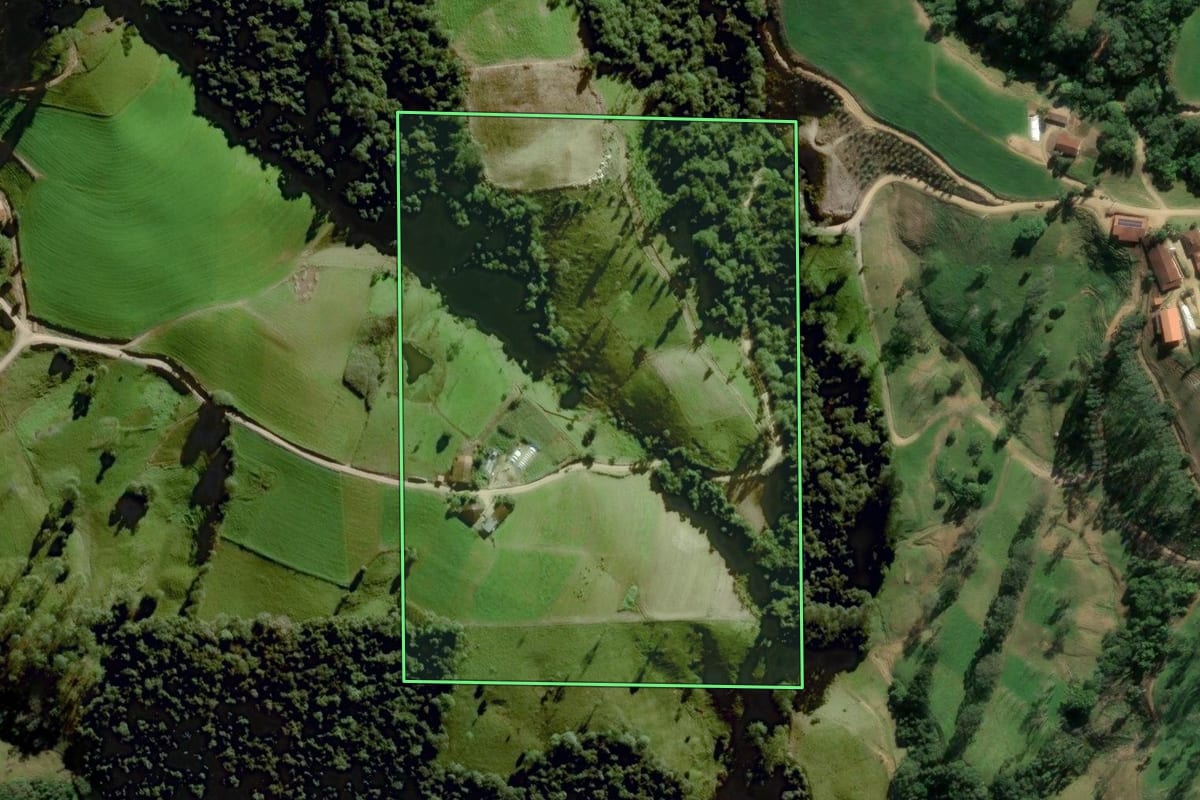 Imagem de satélite do imóvel rural em Rio Fortuna (SC), com o contorno declarado no CAR desenhado por cima.