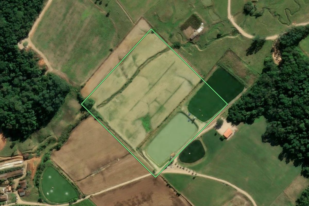 Imagem de satélite do imóvel rural em Rio Fortuna (SC), com o contorno declarado no CAR desenhado por cima.