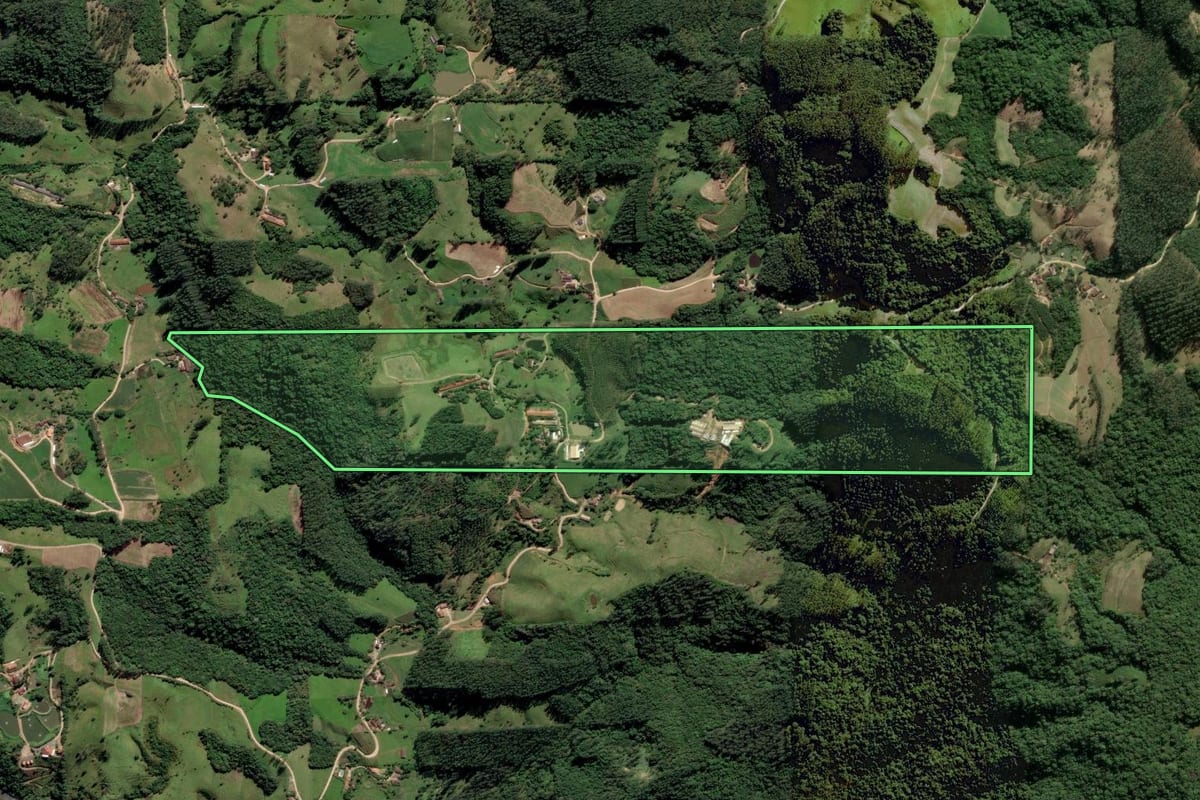 Imagem de satélite do imóvel rural em Rio Fortuna (SC), com o contorno declarado no CAR desenhado por cima.