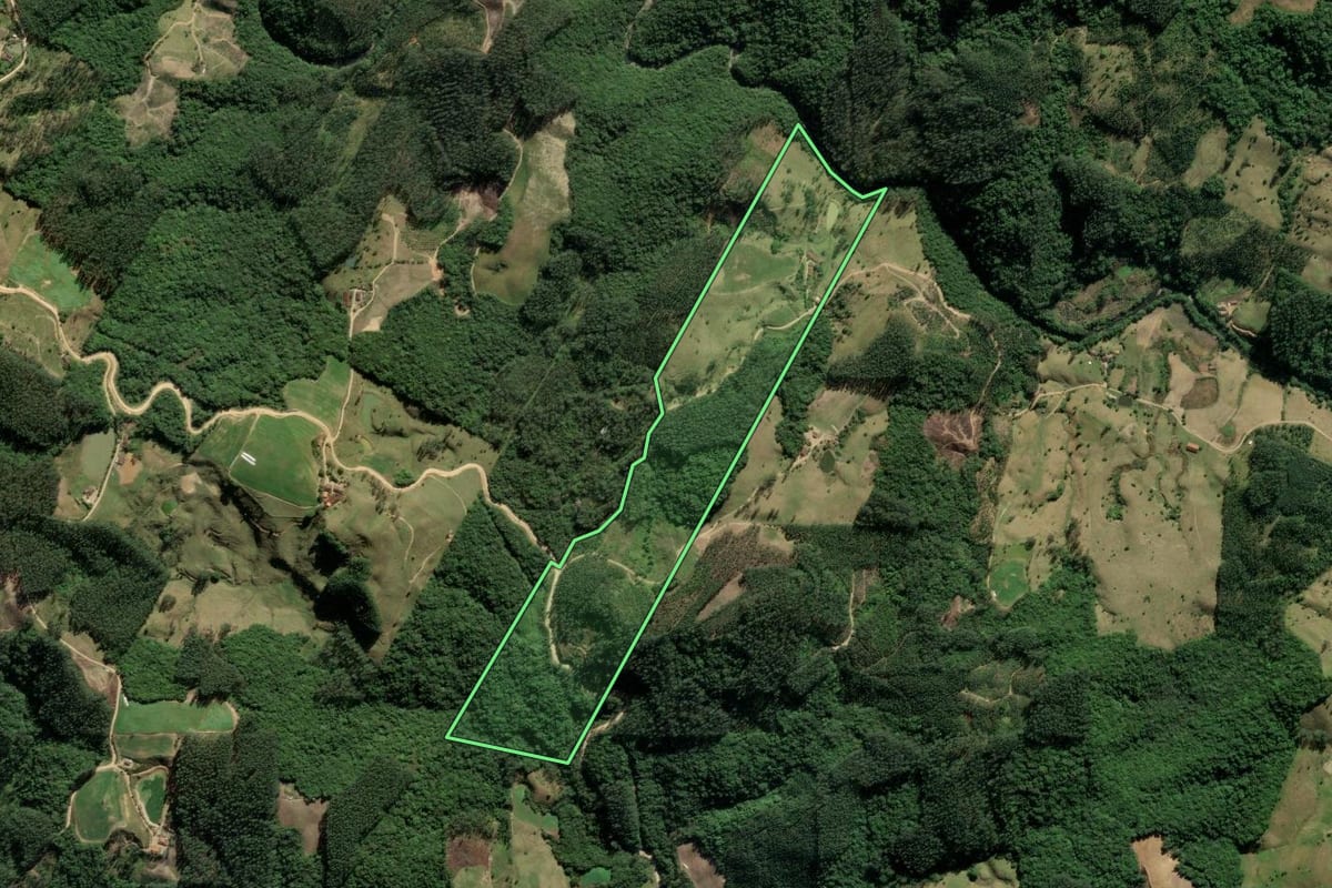 Imagem de satélite do imóvel rural em Rio Fortuna (SC), com o contorno declarado no CAR desenhado por cima.