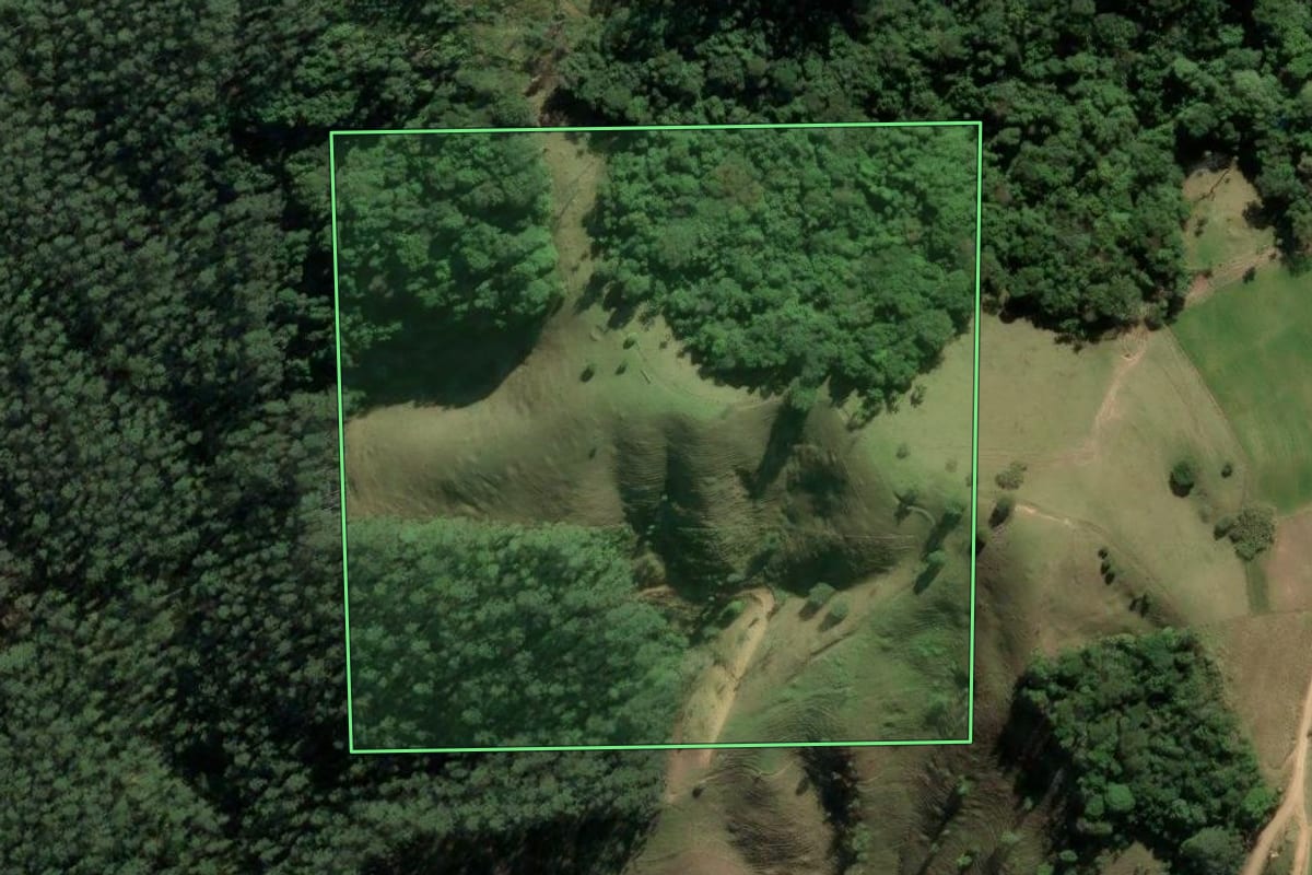 Imagem de satélite do imóvel rural em Rio Fortuna (SC), com o contorno declarado no CAR desenhado por cima.