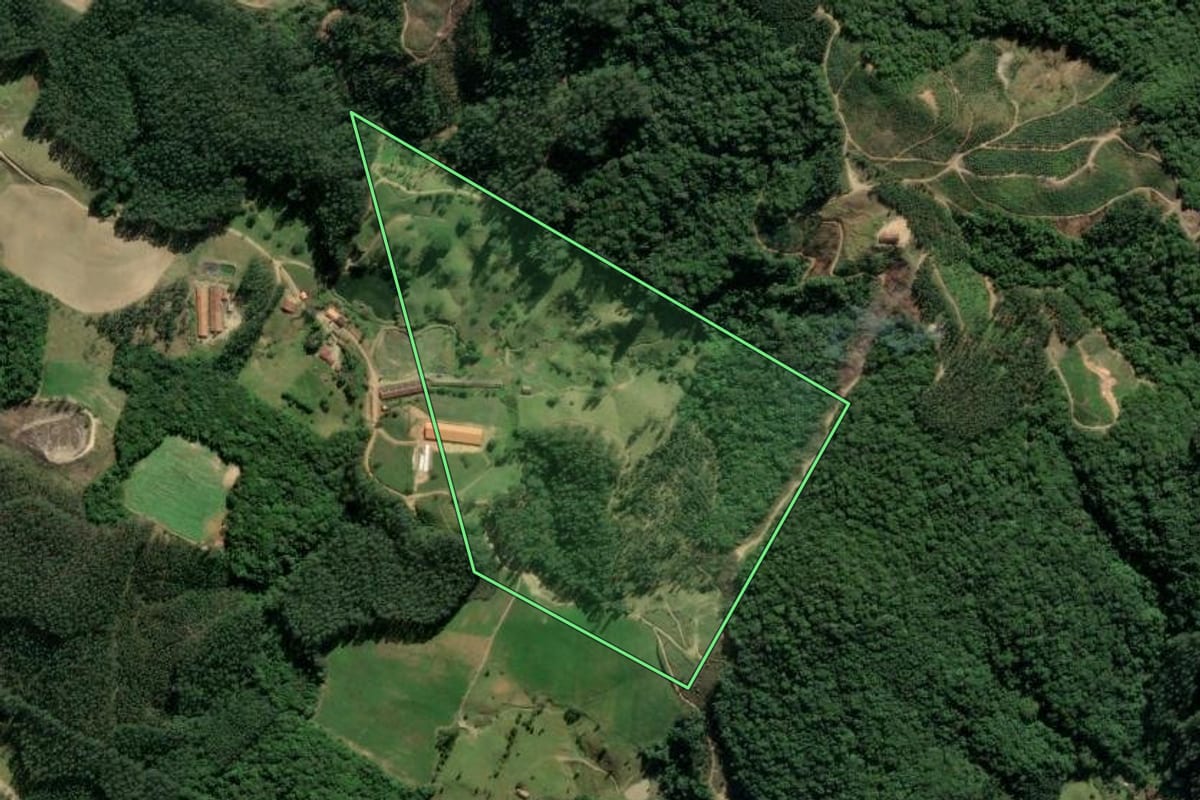 Imagem de satélite do imóvel rural em Rio Fortuna (SC), com o contorno declarado no CAR desenhado por cima.