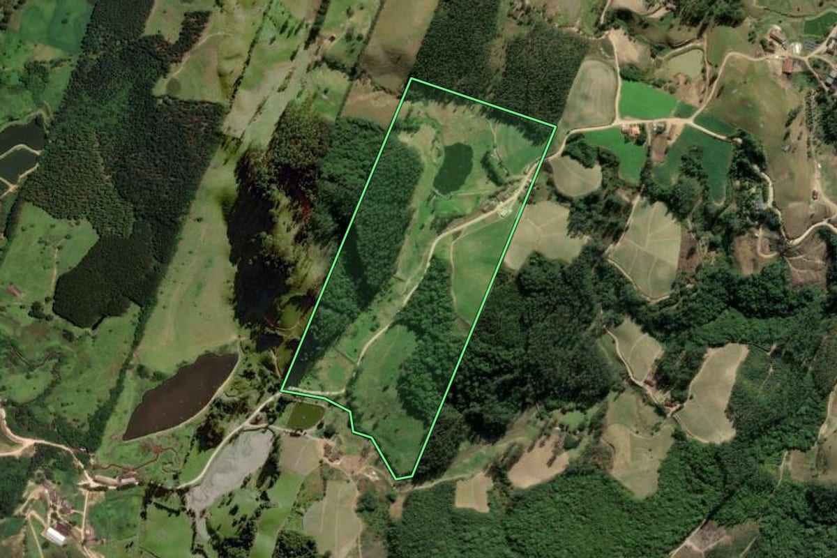 Imagem de satélite do imóvel rural em Rio Fortuna (SC), com o contorno declarado no CAR desenhado por cima.