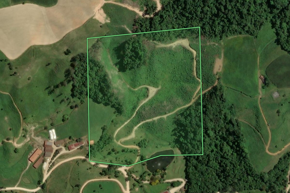 Imagem de satélite do imóvel rural em Rio Fortuna (SC), com o contorno declarado no CAR desenhado por cima.