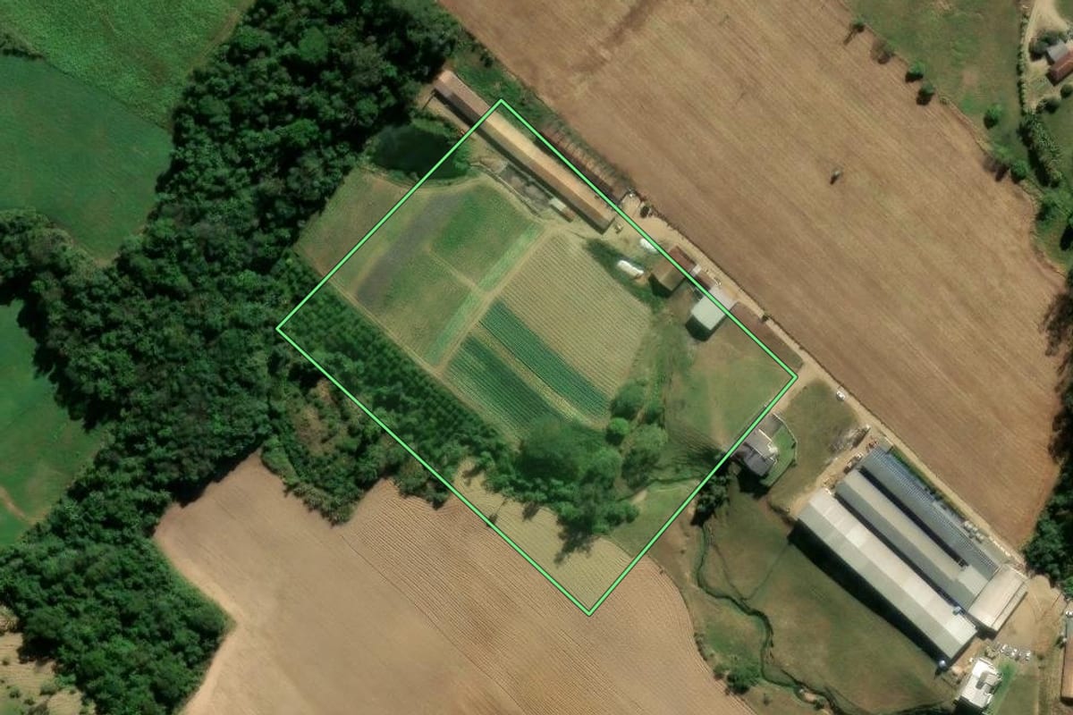 Imagem de satélite do imóvel rural em Rio Fortuna (SC), com o contorno declarado no CAR desenhado por cima.