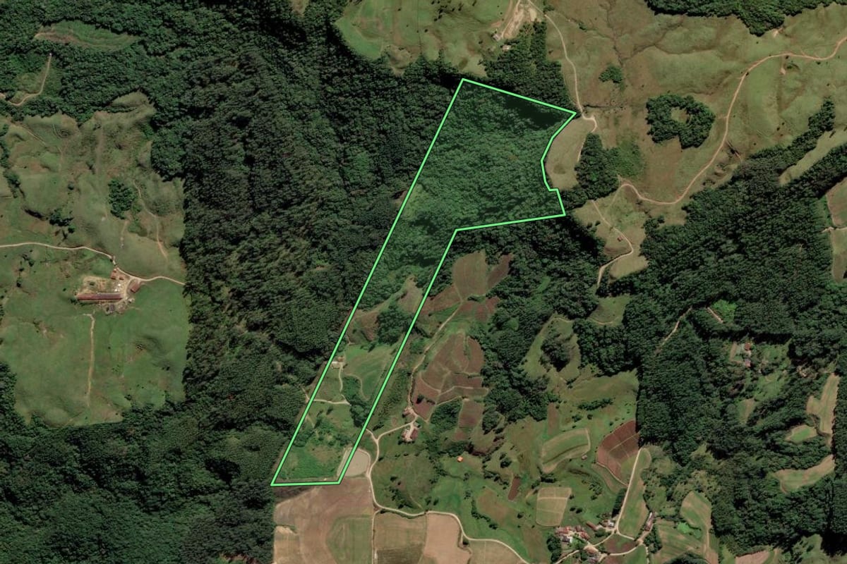 Imagem de satélite do imóvel rural em Rio Fortuna (SC), com o contorno declarado no CAR desenhado por cima.
