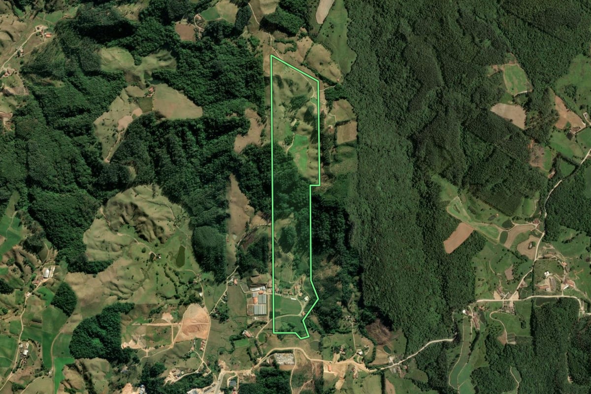 Imagem de satélite do imóvel rural em Rio Fortuna (SC), com o contorno declarado no CAR desenhado por cima.