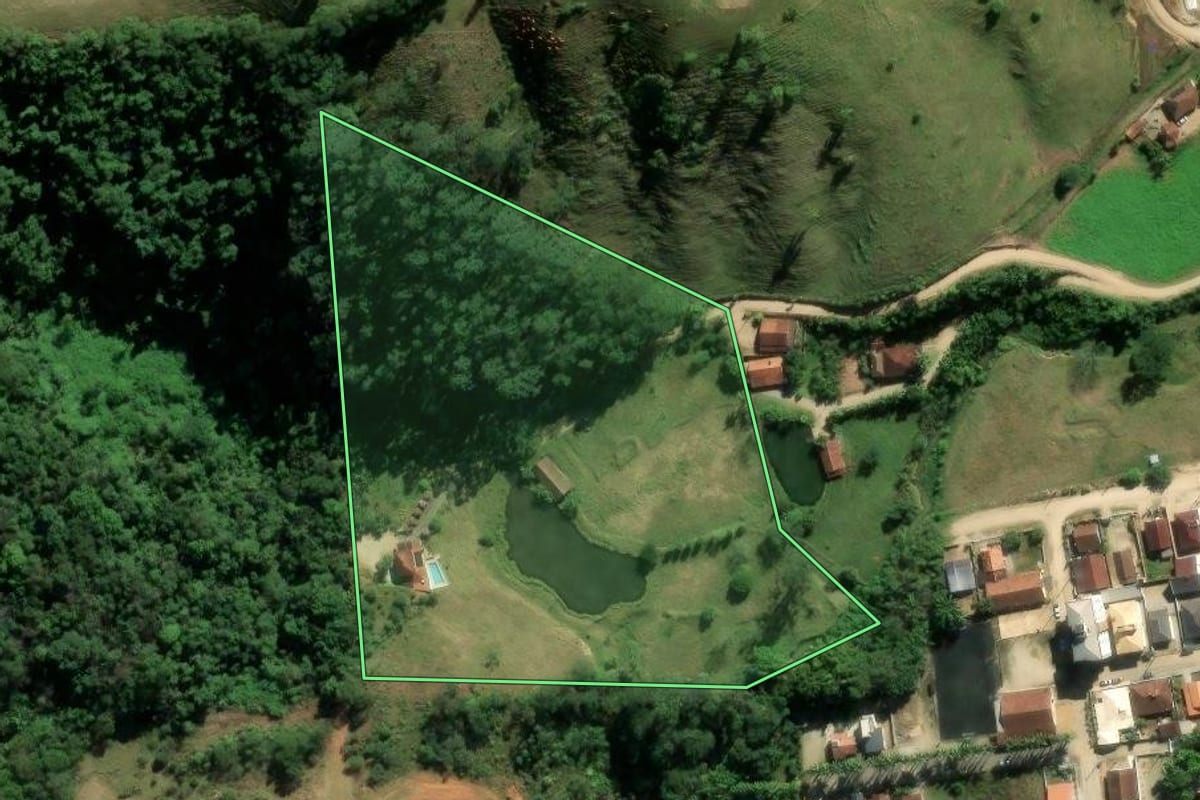 Imagem de satélite do imóvel rural em Rio Fortuna (SC), com o contorno declarado no CAR desenhado por cima.
