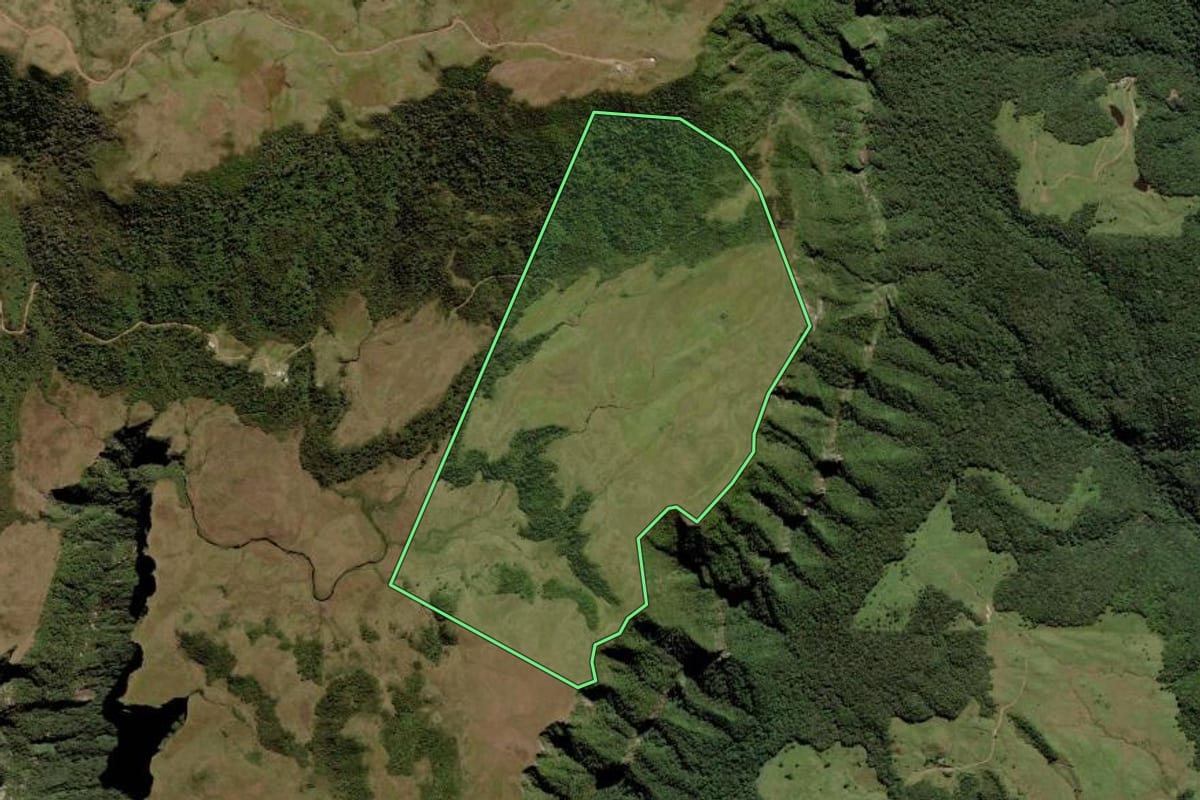 Imagem de satélite do imóvel rural em Rio Fortuna (SC), com o contorno declarado no CAR desenhado por cima.