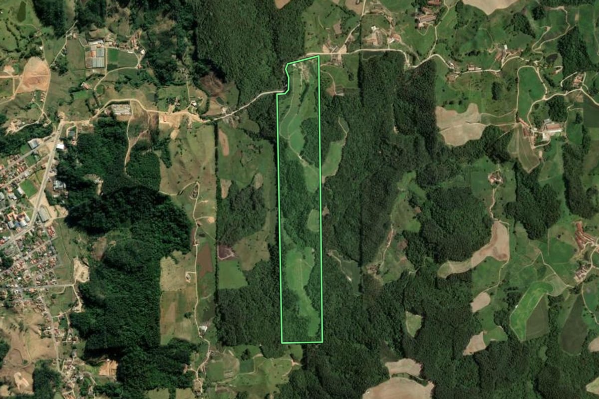 Imagem de satélite do imóvel rural em Rio Fortuna (SC), com o contorno declarado no CAR desenhado por cima.