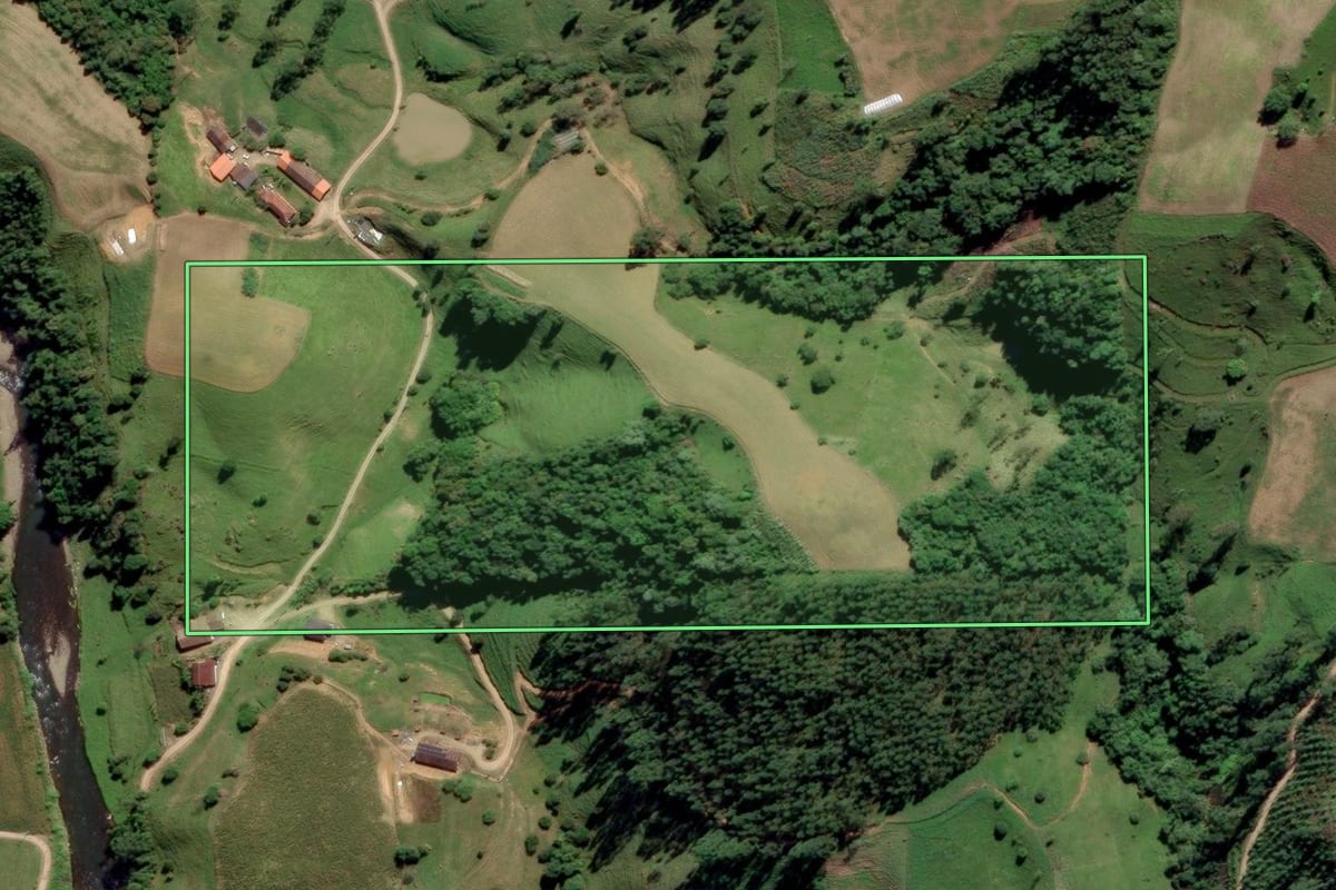 Imagem de satélite do imóvel rural em Rio Fortuna (SC), com o contorno declarado no CAR desenhado por cima.