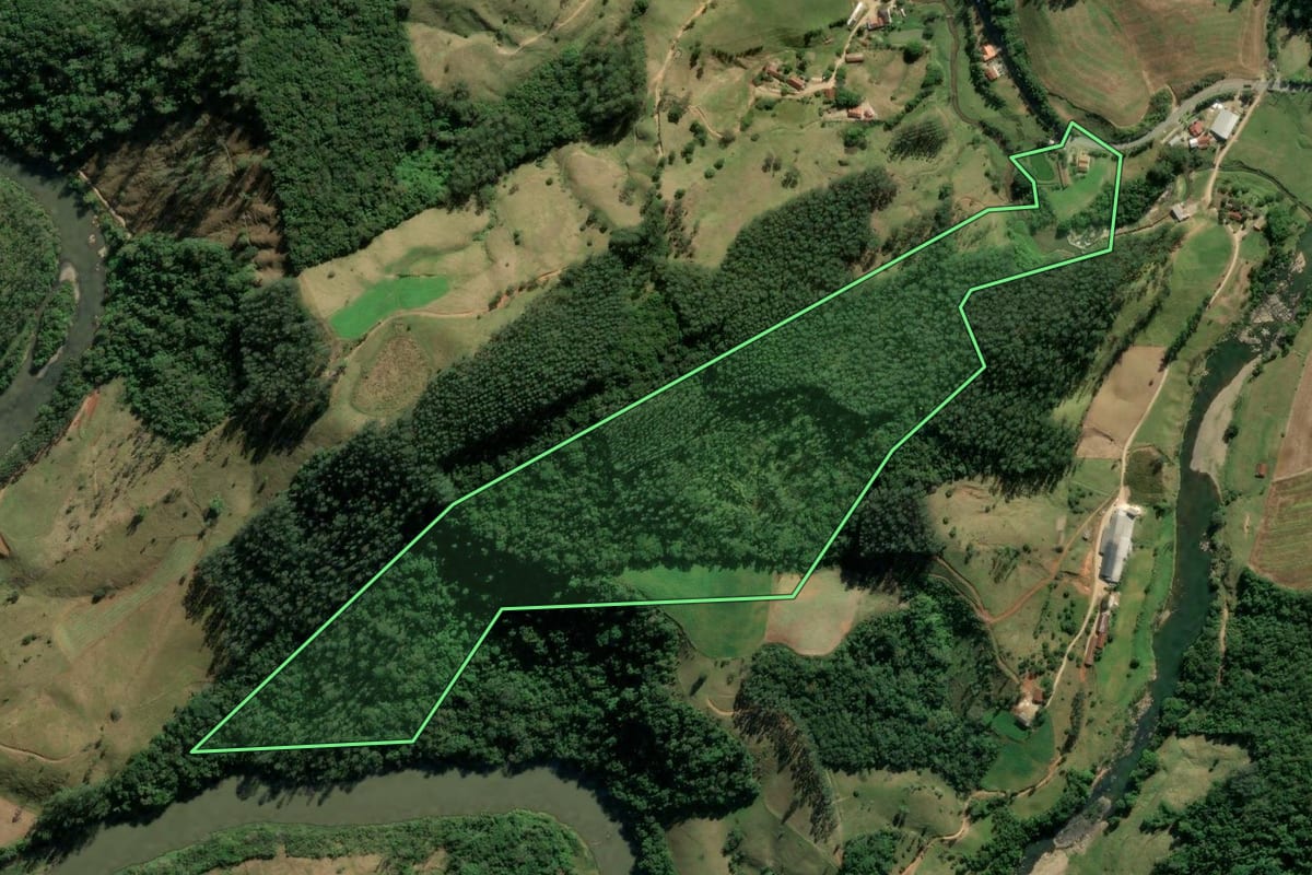 Imagem de satélite do imóvel rural em Rio Fortuna (SC), com o contorno declarado no CAR desenhado por cima.