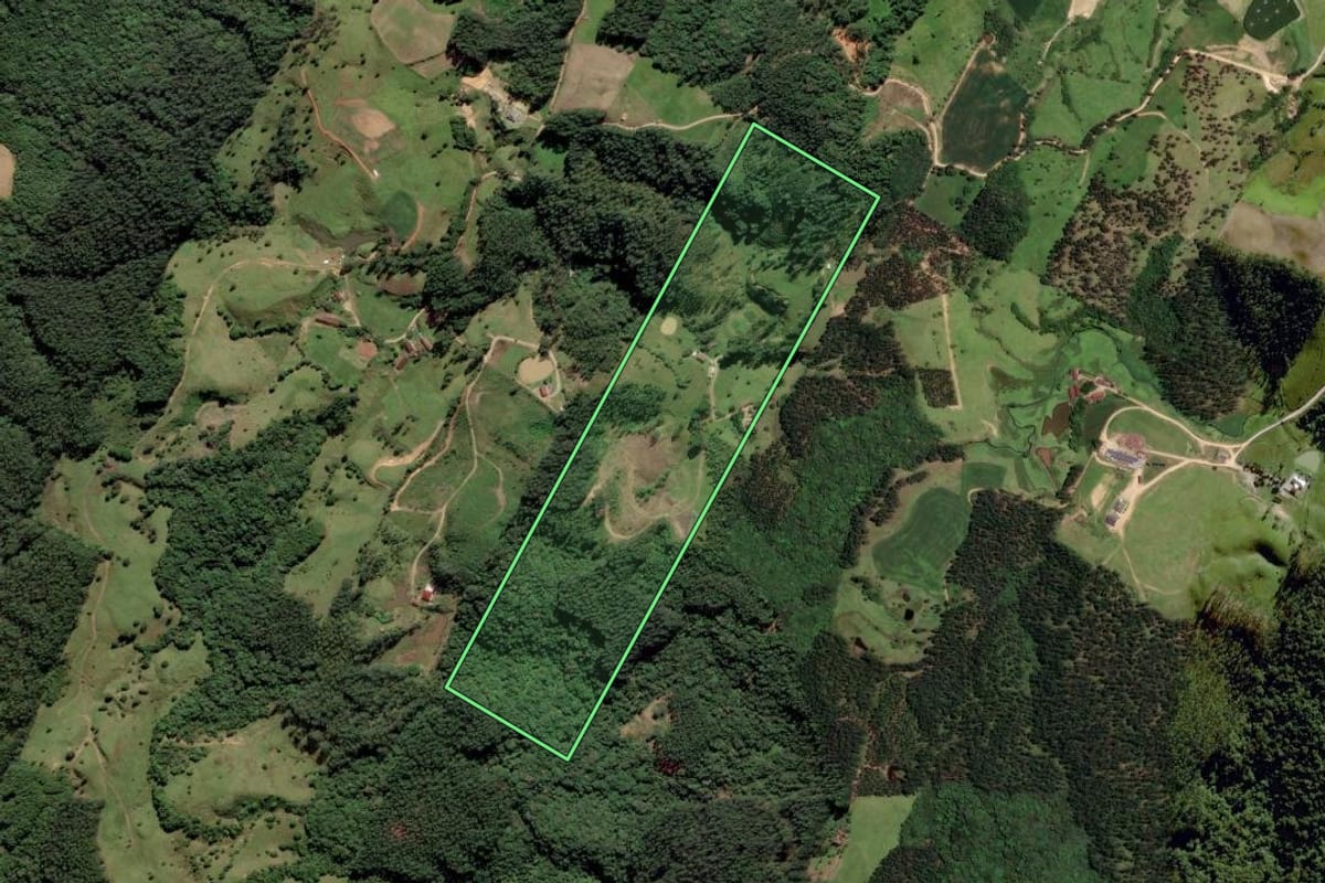 Imagem de satélite do imóvel rural em Rio Fortuna (SC), com o contorno declarado no CAR desenhado por cima.