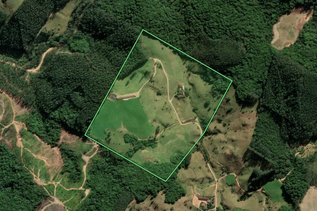 Imagem de satélite do imóvel rural em Rio Fortuna (SC), com o contorno declarado no CAR desenhado por cima.