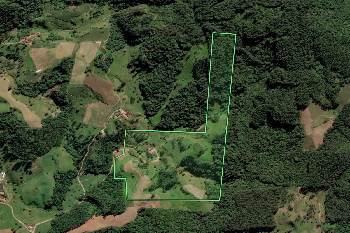 Imagem de satélite do imóvel rural em Rio Fortuna (SC), com o contorno declarado no CAR desenhado por cima.