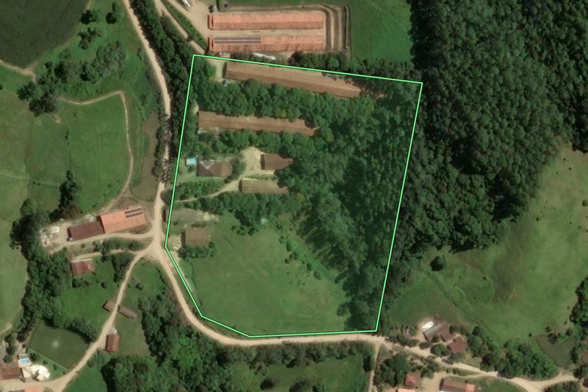 Imagem de satélite do imóvel rural em Rio Fortuna (SC), com o contorno declarado no CAR desenhado por cima.