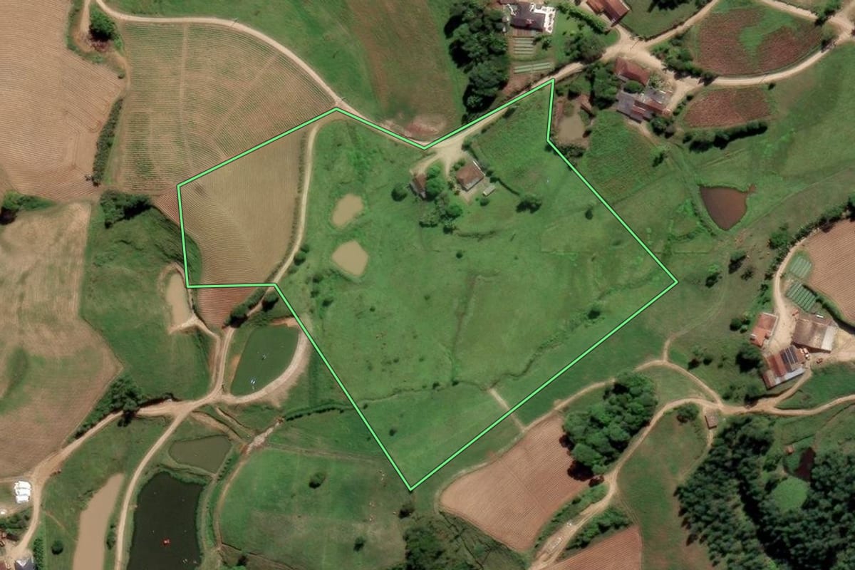 Imagem de satélite do imóvel rural em Rio Fortuna (SC), com o contorno declarado no CAR desenhado por cima.
