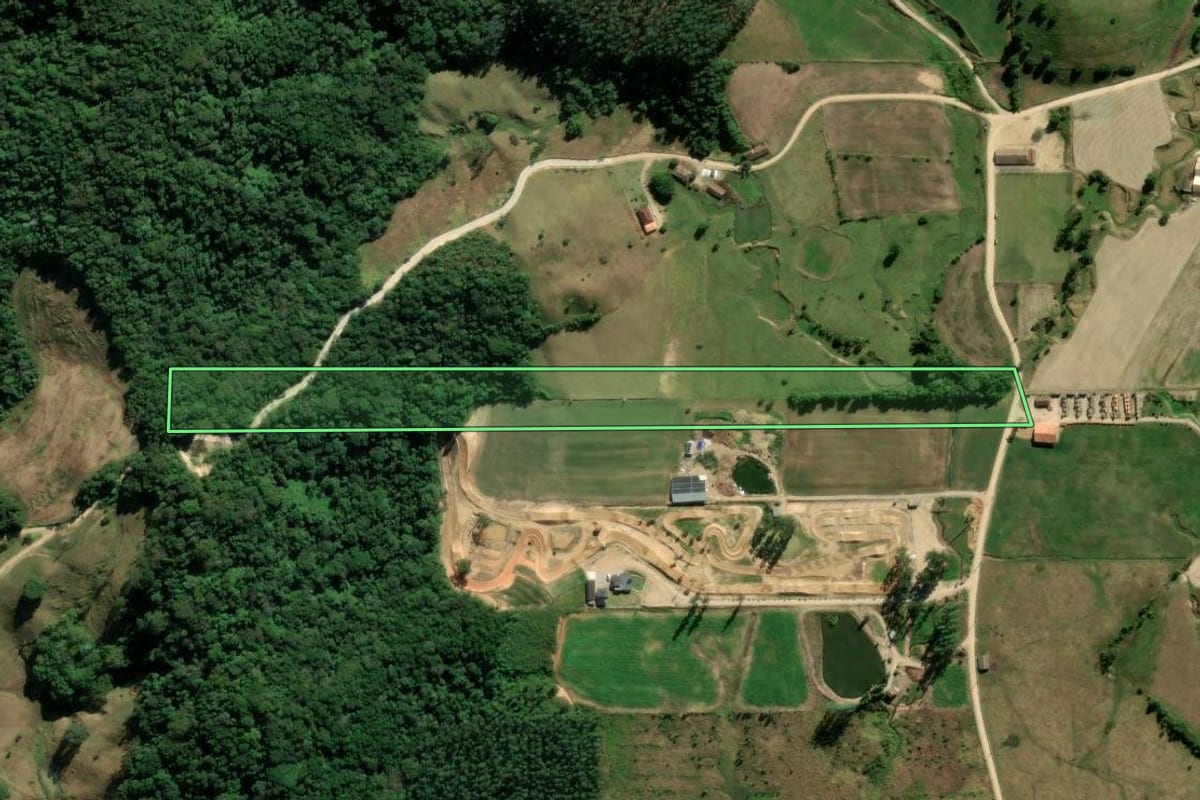 Imagem de satélite do imóvel rural em Rio Fortuna (SC), com o contorno declarado no CAR desenhado por cima.