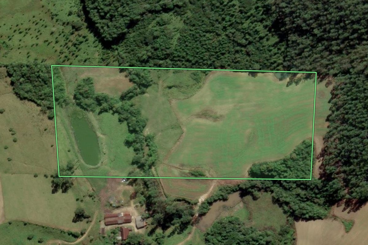 Imagem de satélite do imóvel rural em Rio Fortuna (SC), com o contorno declarado no CAR desenhado por cima.