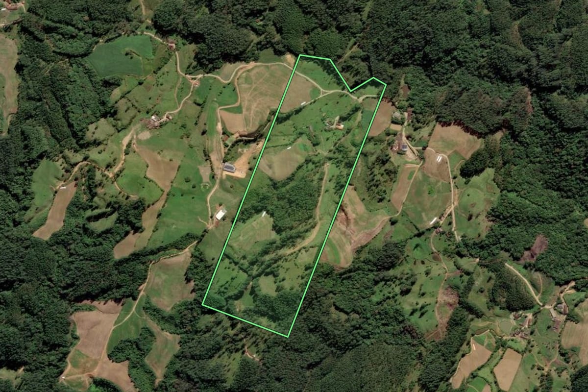 Imagem de satélite do imóvel rural em Rio Fortuna (SC), com o contorno declarado no CAR desenhado por cima.