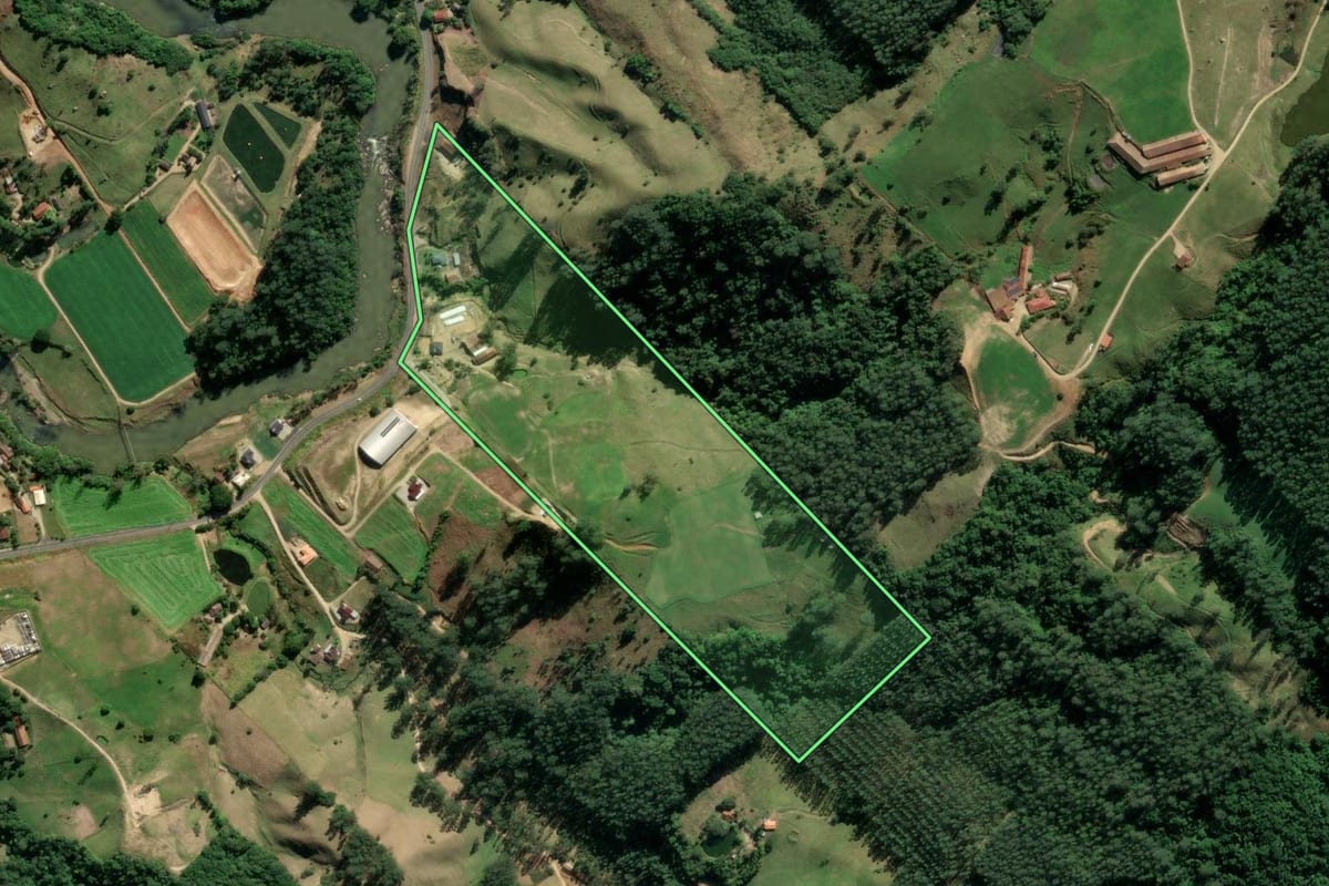 Imagem de satélite do imóvel rural em Rio Fortuna (SC), com o contorno declarado no CAR desenhado por cima.