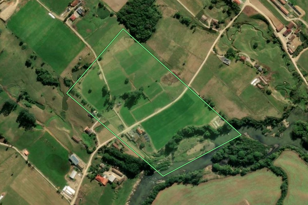 Imagem de satélite do imóvel rural em Rio Fortuna (SC), com o contorno declarado no CAR desenhado por cima.