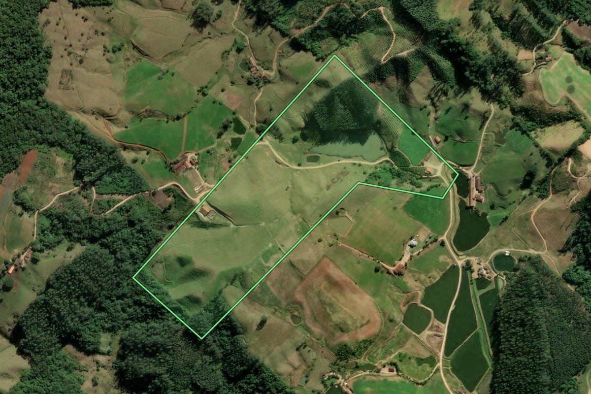 Imagem de satélite do imóvel rural em Rio Fortuna (SC), com o contorno declarado no CAR desenhado por cima.