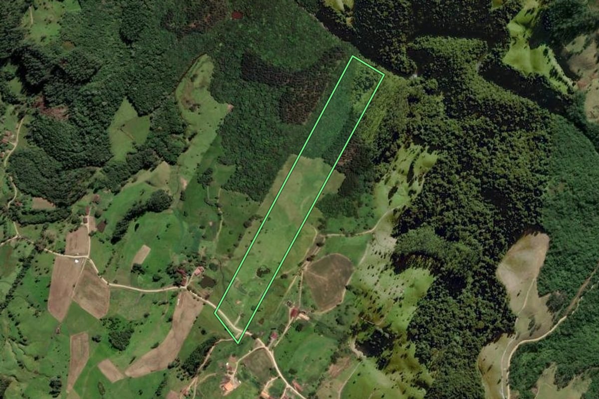 Imagem de satélite do imóvel rural em Rio Fortuna (SC), com o contorno declarado no CAR desenhado por cima.