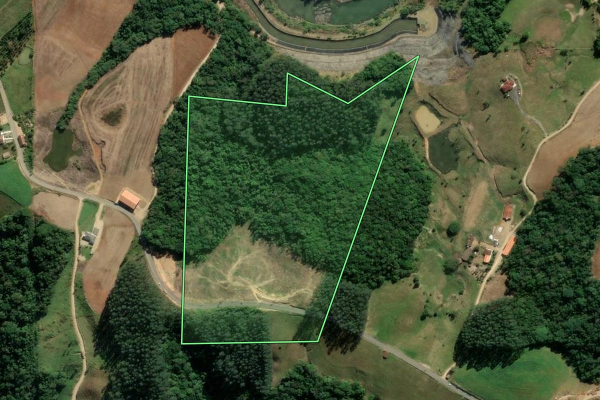 Imagem de satélite do imóvel rural em Rio Fortuna (SC), com o contorno declarado no CAR desenhado por cima.