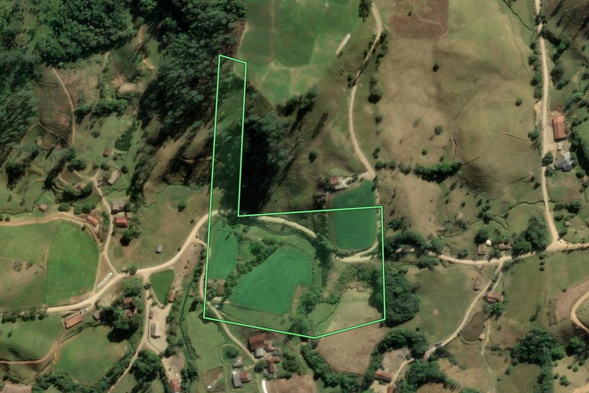 Imagem de satélite do imóvel rural em Rio Fortuna (SC), com o contorno declarado no CAR desenhado por cima.