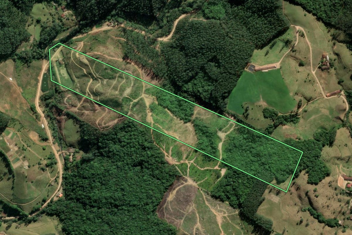 Imagem de satélite do imóvel rural em Rio Fortuna (SC), com o contorno declarado no CAR desenhado por cima.
